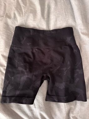 Aurola High-Waist Black camo Seamless scrunch Shorts - small